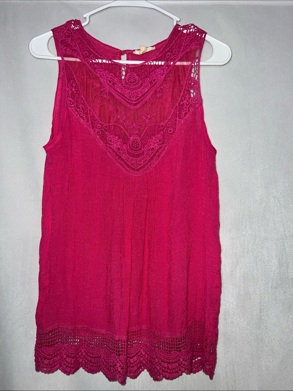 Women's entro Medium Fuchsia Crochet-Detail Sleeveless Top PTP 19”